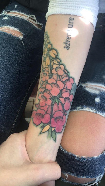 点击大图看下一张：花卉纹身  女生手臂上彩色的花卉纹身图片