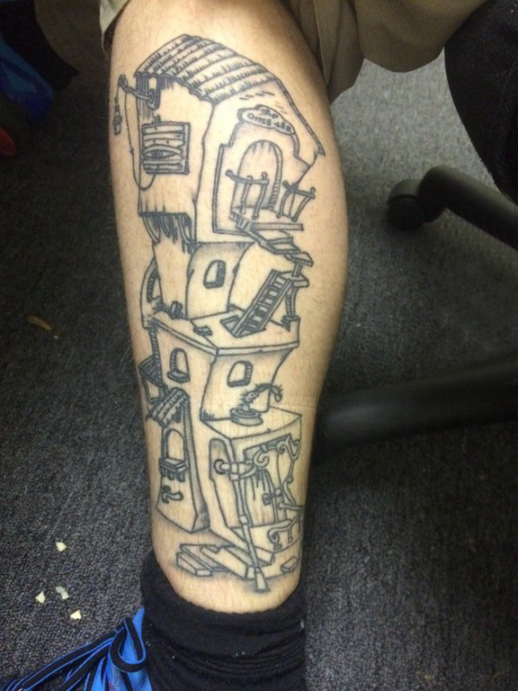 点击大图看下一张：建筑物纹身 男生腿上黑色的建筑物纹身图片