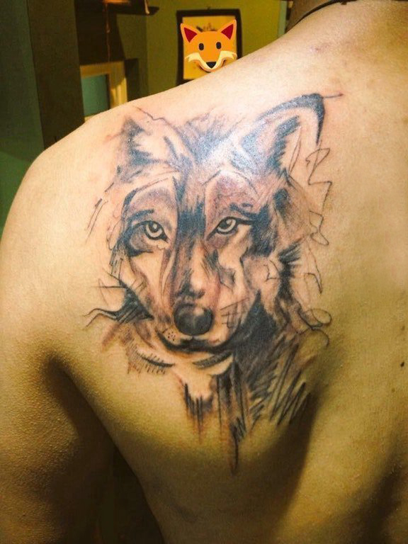 点击大图看下一张：狼头纹身 男生肩上素描的狼头纹身图片