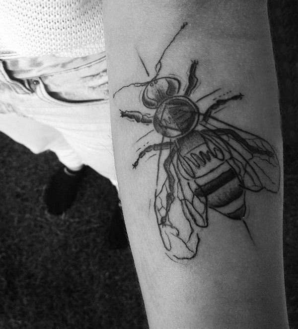 点击大图看下一张：小蜜蜂纹身 多款小清新文艺纹身素描小蜜蜂纹身图案