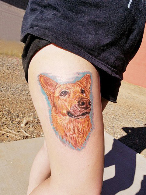 点击大图看下一张：百乐动物纹身 女生大腿上彩色的小狗纹身图片