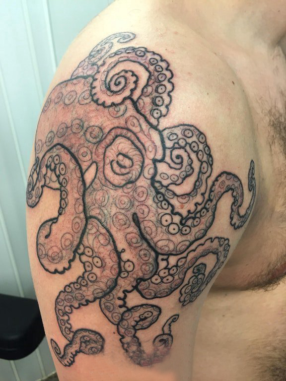 点击大图看下一张：大臂纹身图 男生大臂上活泼的章鱼纹身图片