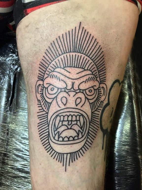 点击大图看下一张：大猩猩纹身 男生大腿上黑色的大猩猩纹身图片