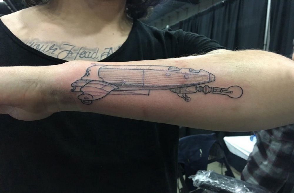 点击大图看下一张：飞机纹身 男生手臂上黑色飞机纹身图片