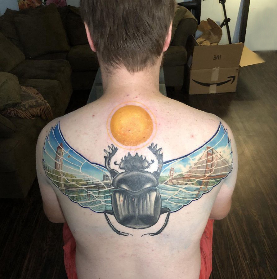点击大图看下一张：后背纹身男 男生后背上太阳和昆虫纹身图片