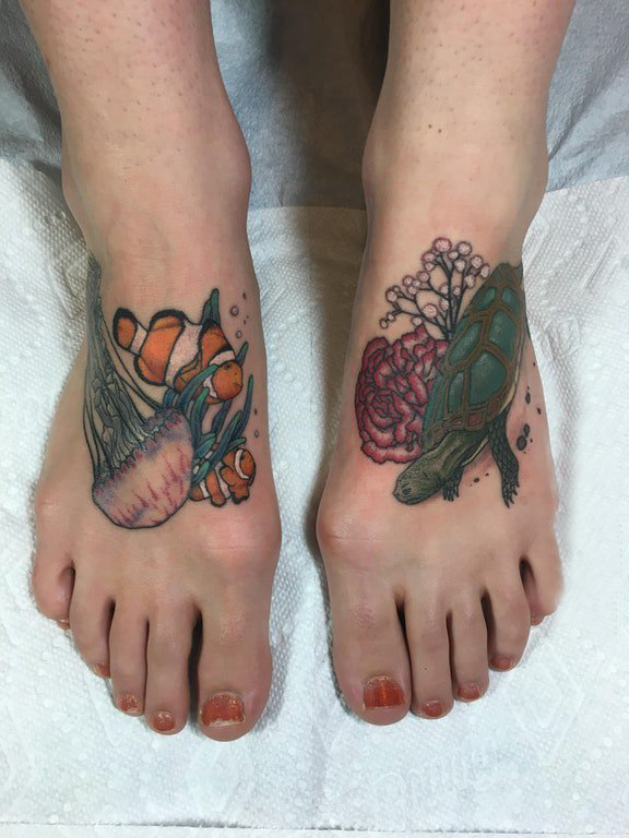 点击大图看下一张：脚背纹身 女生脚背上小丑鱼和海龟纹身图片