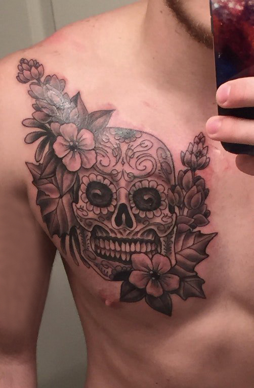 点击大图看下一张：骷髅纹身 男生胸上骷髅和花卉纹身图片