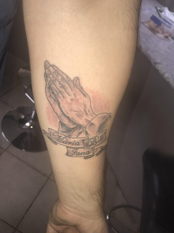 点击大图看下一张：祈祷之手纹身图 男生手臂上英文和祈祷之手纹身图片
