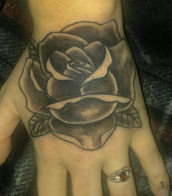 点击大图看下一张：手背纹身 女生手背上黑色的玫瑰纹身图片