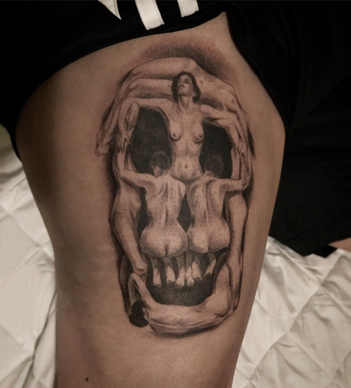 点击大图看下一张：大腿纹身男 男生大腿上黑色的骷髅纹身图片