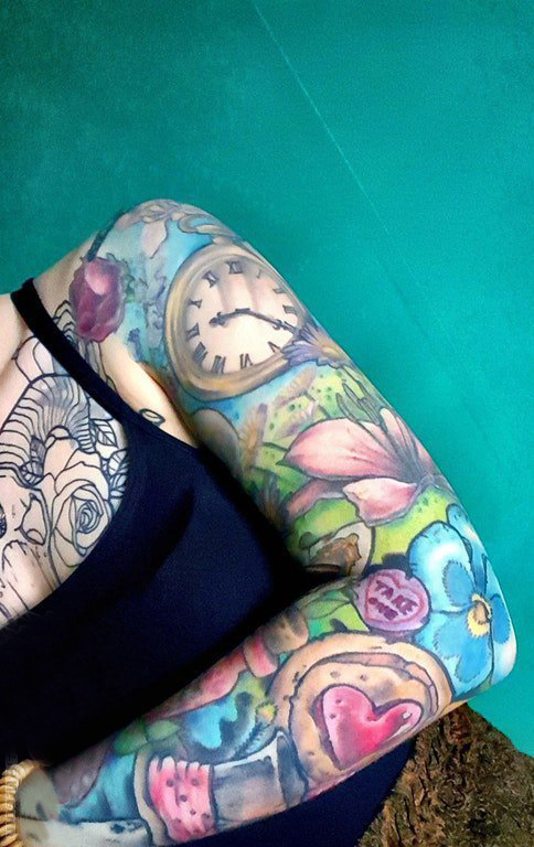 点击大图看下一张：花臂纹身 女生手臂上花朵和钟表纹身图片