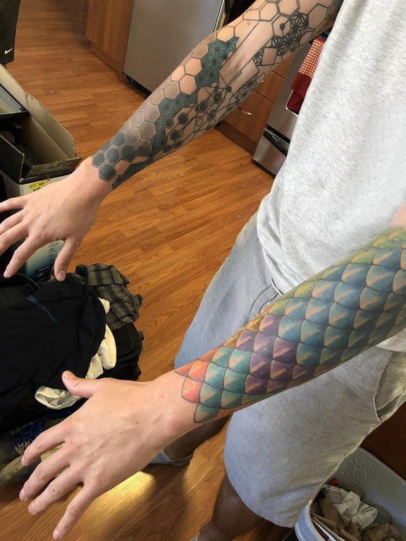 点击大图看下一张：几何元素纹身  男生手臂上彩色的几何元素纹身图片