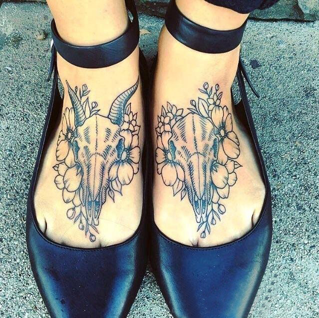 点击大图看下一张：脚背纹身 女生脚背上花朵和动物骨头纹身图片