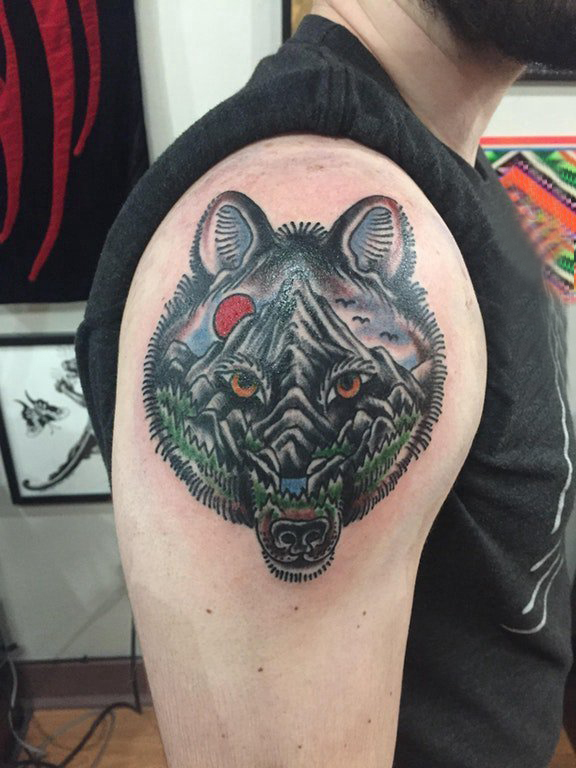 点击大图看下一张：狼头纹身 男生大臂上狼头和风景纹身图片