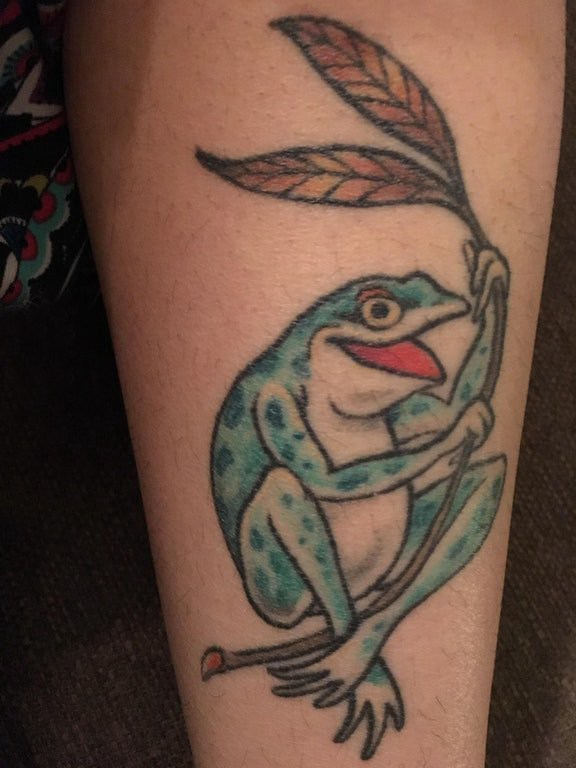 点击大图看下一张：欧美小腿纹身 男生小腿上植物和青蛙纹身图片