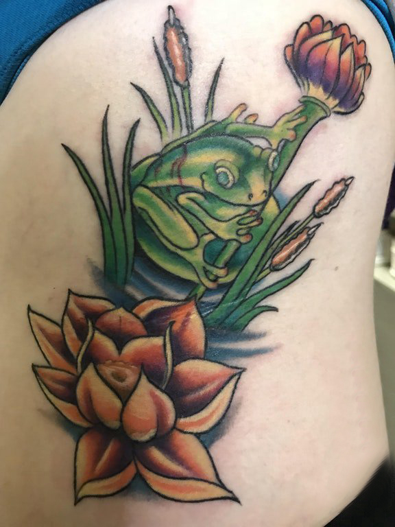 点击大图看下一张：青蛙纹身 女生侧腰彩色的青蛙和莲花纹身图片