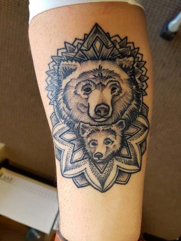 点击大图看下一张：手臂纹身图片 男生手臂上梵花和熊纹身图片