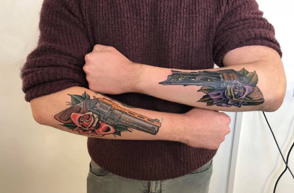 点击大图看下一张：手臂纹身图片 男生手臂上花朵和枪纹身图片