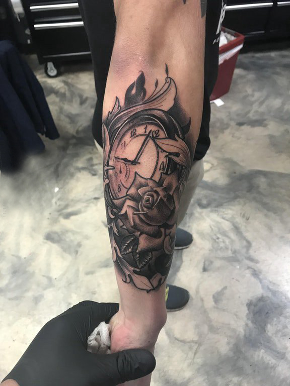 点击大图看下一张：手臂纹身图片 男生手臂上玫瑰和时钟纹身图片