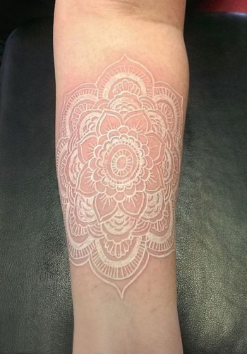 点击大图看下一张：手臂纹身图片 女生手臂上白色的花朵纹身图片