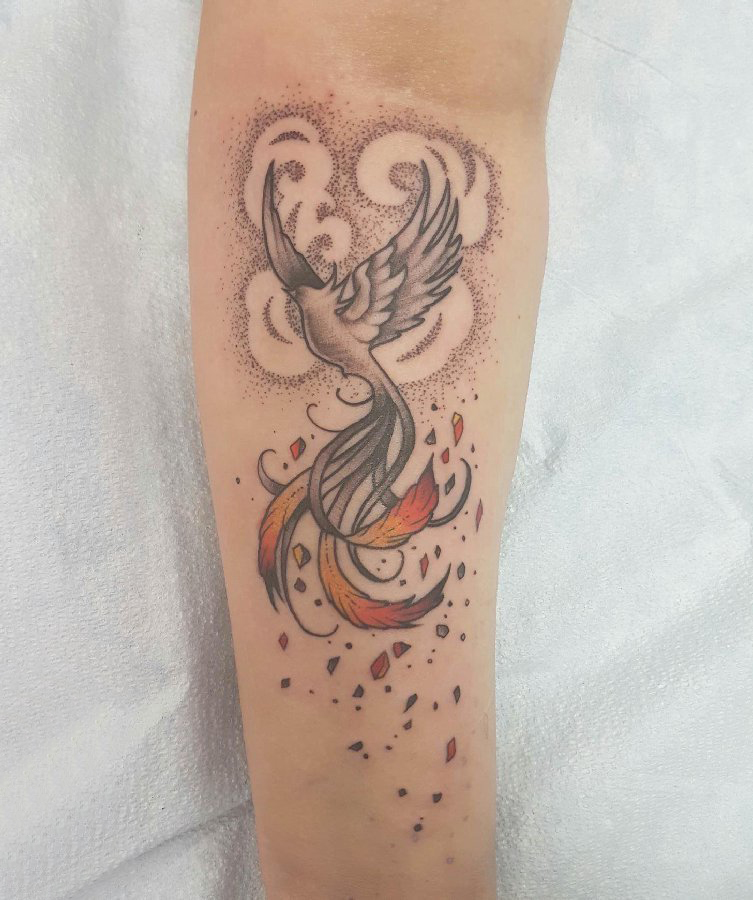 点击大图看下一张：手臂纹身图片 女生手臂上彩色的凤凰纹身图片