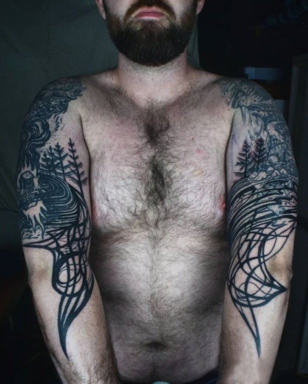 点击大图看下一张：双大臂纹身 男生大臂上黑色的对称风景纹身图片