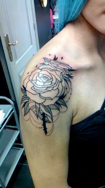 点击大图看下一张：文艺花朵纹身 女生肩部花朵纹身图片