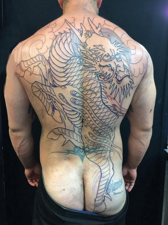 点击大图看下一张：纹身背部龙 男生满背黑色的龙纹身图片