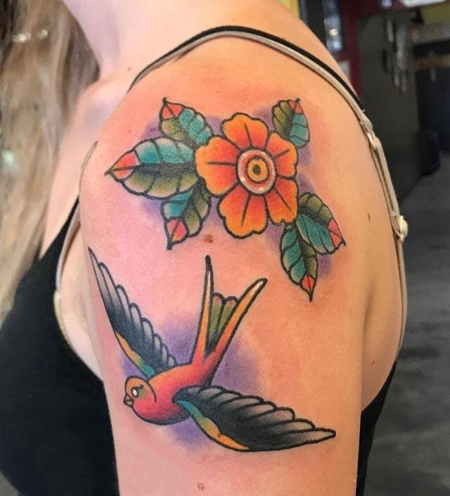 点击大图看下一张：纹身肩部  女生肩部燕子和花朵纹身图片