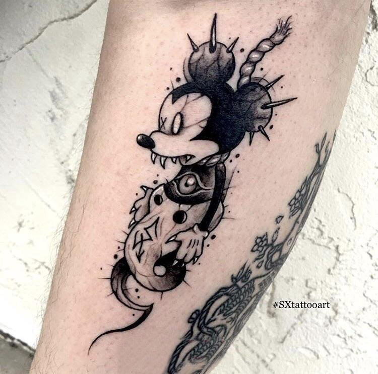 点击大图看下一张：纹身卡通 男生小腿上黑色的米老鼠纹身图片