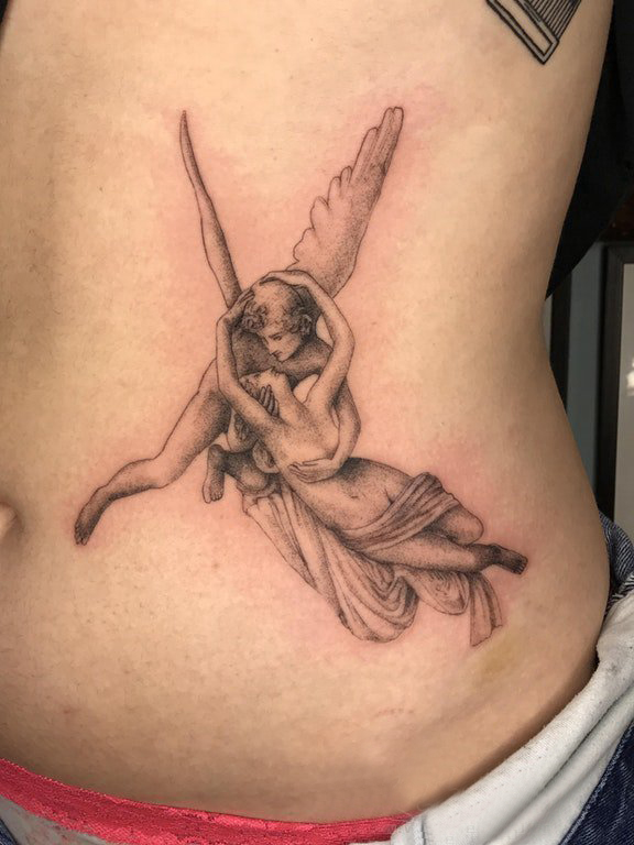点击大图看下一张：纹身守护天使  女生腹部黑灰的守护天使纹身图片
