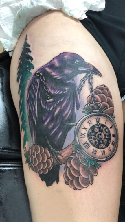 点击大图看下一张：乌鸦纹身  女生大腿上乌鸦和钟表纹身图片