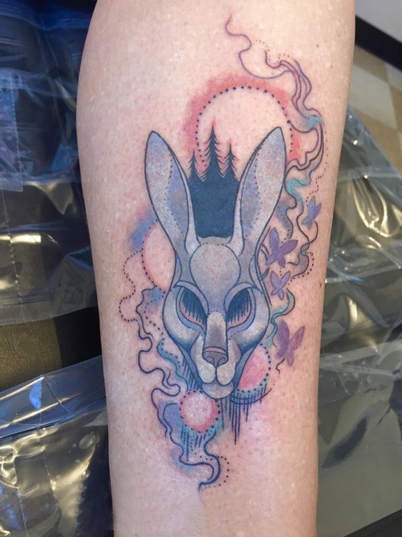 点击大图看下一张：小动物纹身 女生手臂上彩色的兔子纹身图片