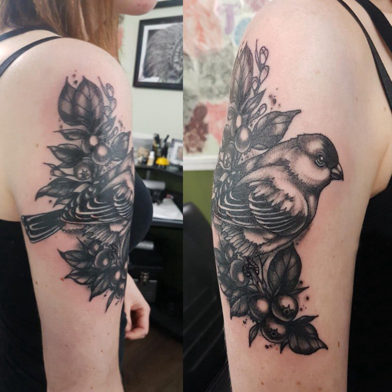 点击大图看下一张：大臂纹身图 女生大臂上植物和小鸟纹身图片
