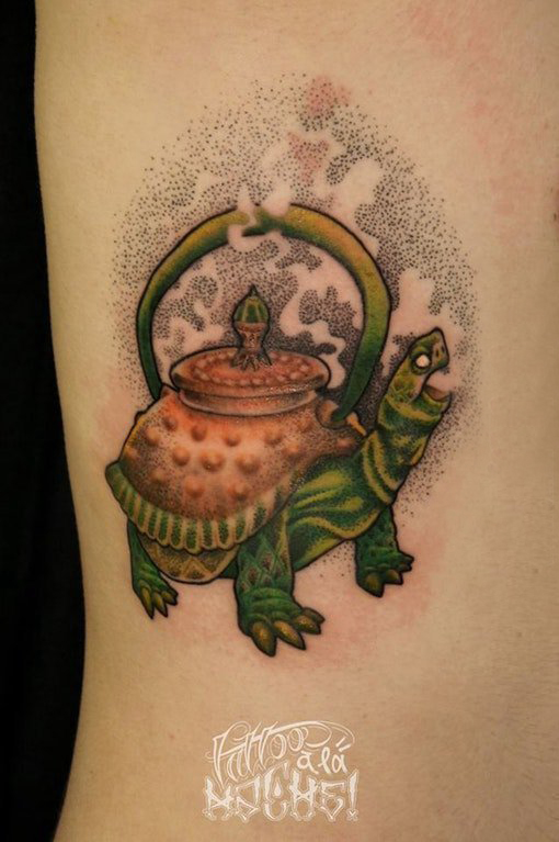 点击大图看下一张：龟纹身  女生侧腰上彩色的乌龟纹身图片