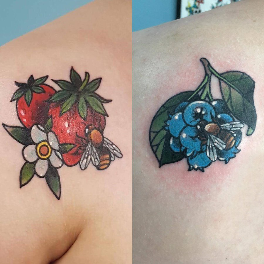 点击大图看下一张：后肩纹身 女生后肩上植物和蜜蜂纹身图片