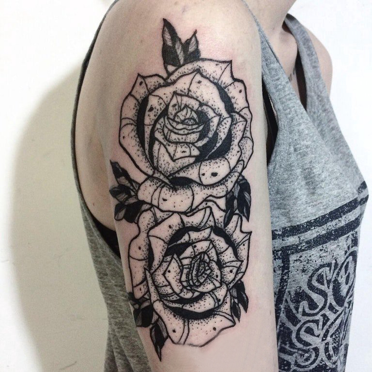 点击大图看下一张：花朵纹身  女生大臂上黑色的花朵纹身图片
