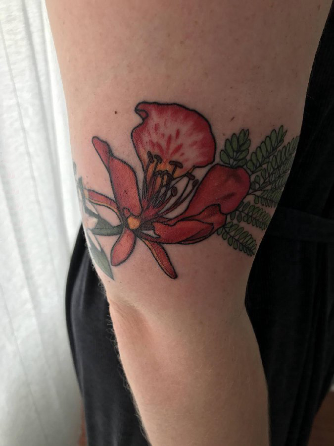 点击大图看下一张：花朵纹身图案  女生手臂上彩色的花朵纹身图片