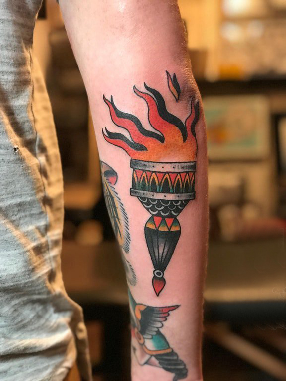点击大图看下一张：火的纹身图案 男生手臂上彩色的火炬纹身图片