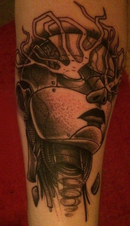 点击大图看下一张：机器人纹身   女生手臂上黑色的机器人纹身图片