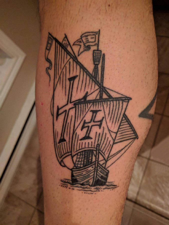 点击大图看下一张：极简线条纹身 男生小腿上黑色的帆船纹身图片