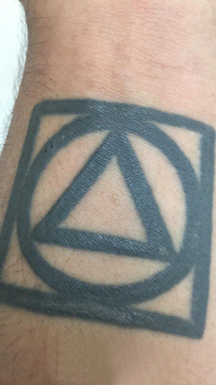 点击大图看下一张：几何元素纹身  男生手腕上黑色的几何元素纹身图片