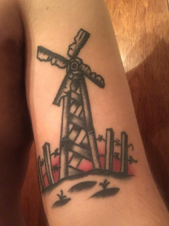 点击大图看下一张：可爱纹身风车  男生手臂上彩色的风车纹身图片