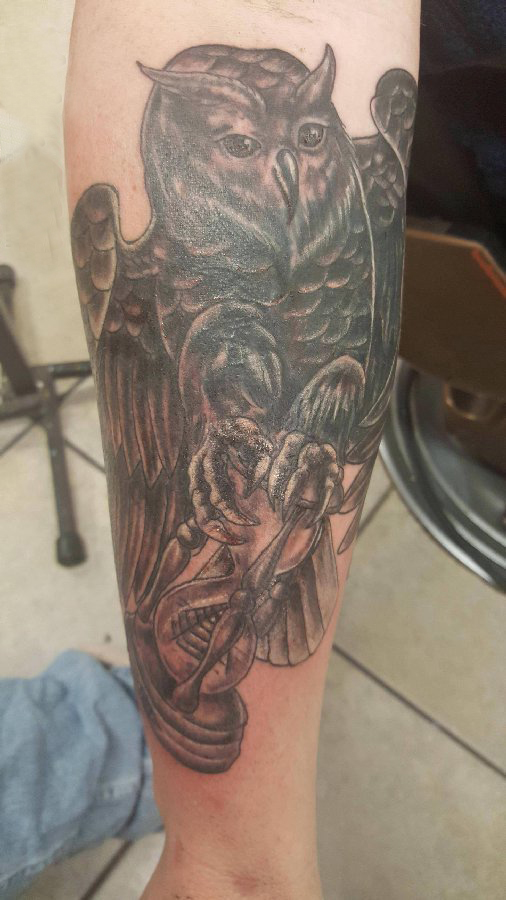 点击大图看下一张：老鹰纹身  男生小臂上黑灰的老鹰纹身图片