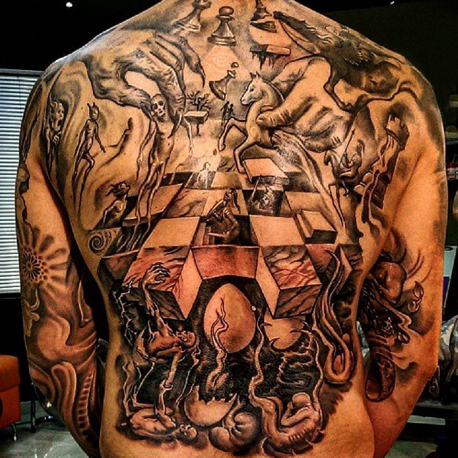 点击大图看下一张：黑灰纹身 男生背部点刺纹身图片
