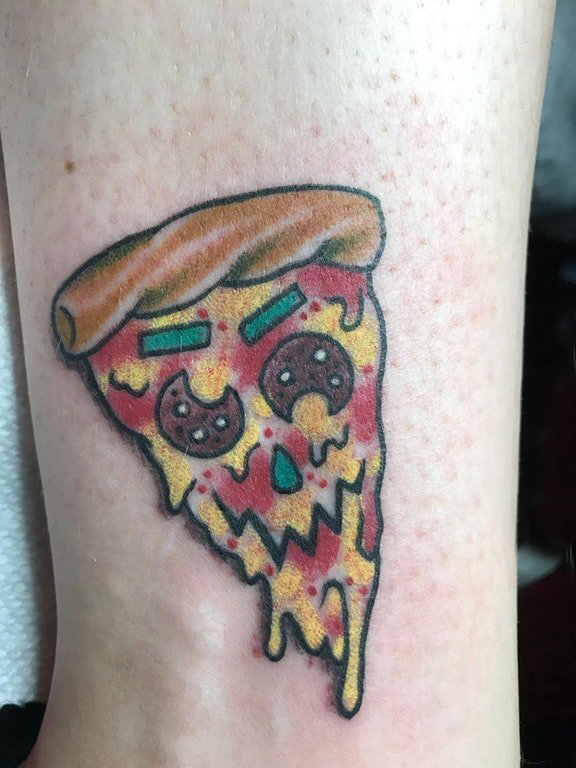 点击大图看下一张：披萨纹身图案   女生手腕上彩色的披萨纹身图片