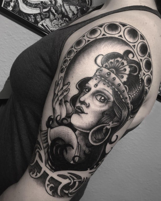 点击大图看下一张：人物肖像纹身  女生手臂上素描的人物肖像纹身