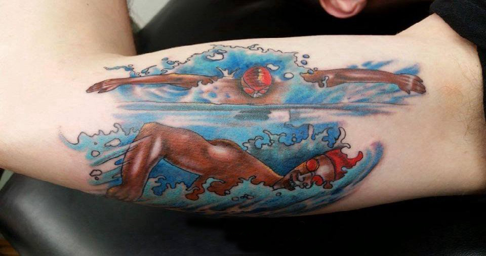 点击大图看下一张：人物肖像纹身 男生手臂上彩色的游泳运动员纹身图片