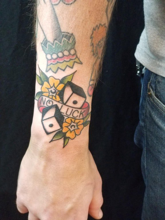 点击大图看下一张：手臂纹身素材 男生手臂上花朵和骰子纹身图片