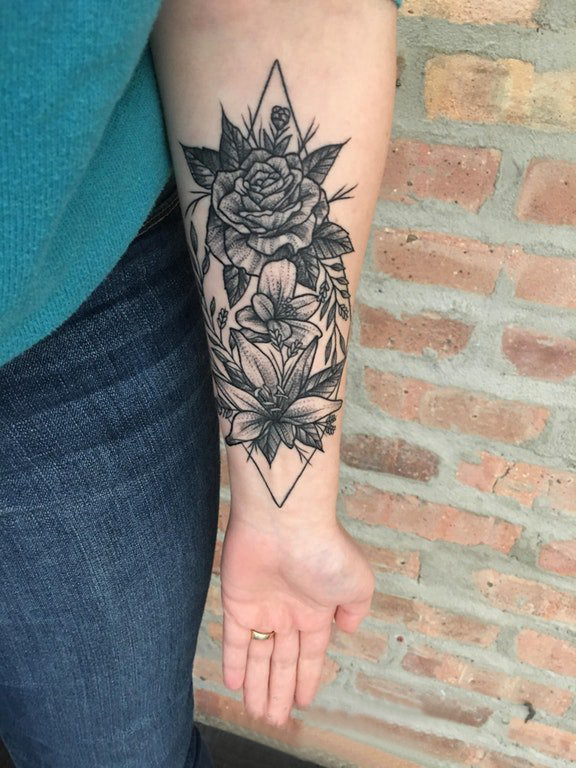 点击大图看下一张：手臂纹身素材 女生手臂上菱形和花卉纹身图片